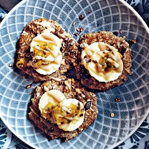 Συνταγή για pancakes πρωινού με βρόμη, μπανάνα και ταχίνι