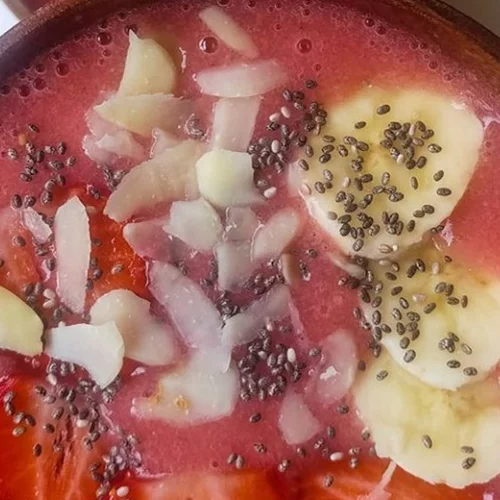 Πρωινό smoothie bowl με μπανάνα και φράουλα