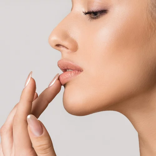 Απολέπιση χειλιών με φυσικό τρόπο: Συνταγή για σπιτικό scrub και η ιδανική ρουτίνα ομορφιάς