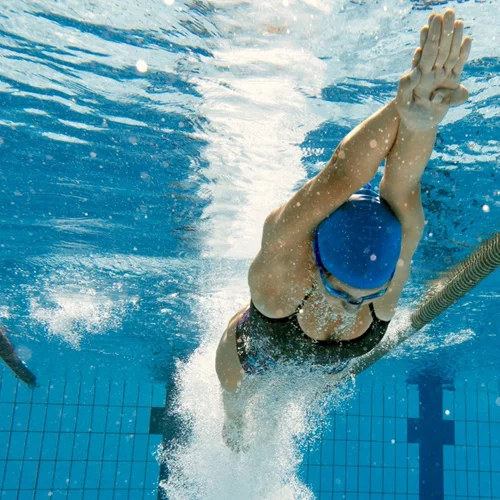 Πόσο καθαρή είναι η πισίνα; Βασικές συμβουλές υγιεινής αν κολυμπάς σε πισίνα