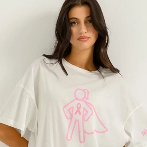 Σύμβολο δύναμης: Pink Woman και Άλμα Ζωής δημιουργούν ένα exclusive t-shirt για τις γυναίκες-ηρωίδες