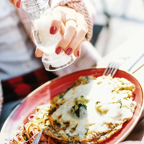 10 απλοί τρόποι για να μειώσεις το αλάτι από τη διατροφή σου