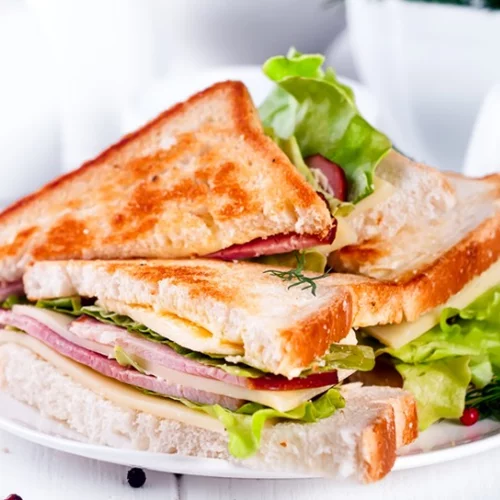 Λάιτ κλαμπ σάντουιτς: 5 υγιεινές παραλλαγές για την πιο νόστιμη σπιτική εκδοχή