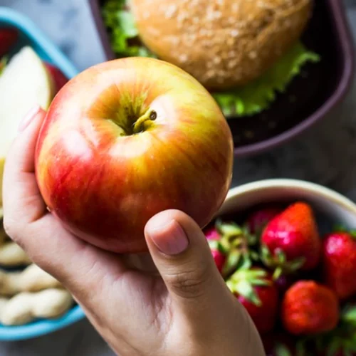 10 τροφές που καταπολεμούν τις φλεγμονές (και εκείνες που τις πυροδοτούν)
