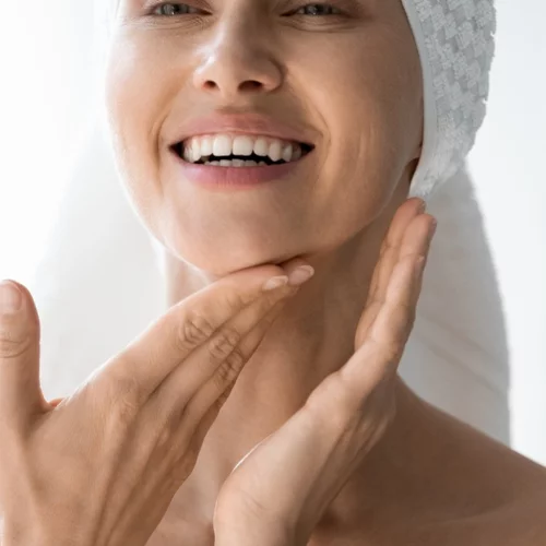 Πώς αντιμετωπίζονται οι ρυτίδες σε λαιμό και ντεκολτέ;