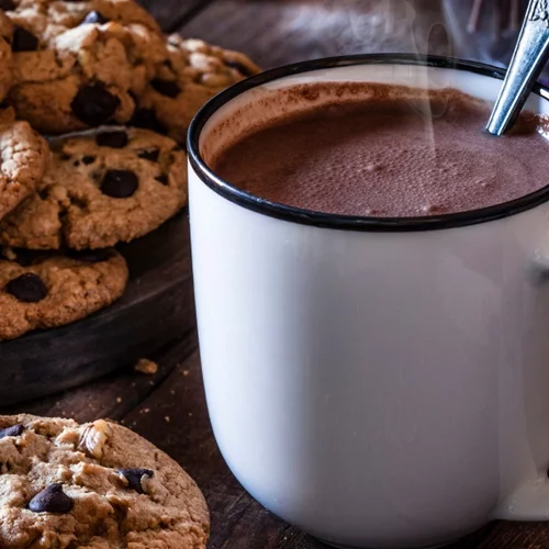 Ζεστή σοκολάτα με matcha, κάρδαμο, κουρκουμά: Το αγαπημένο ρόφημα με την προσθήκη νέων υλικών