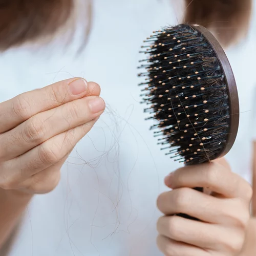 Γιατί πέφτουν τα μαλλιά σου: Πότε η τριχόπτωση είναι φυσιολογική και πότε οχι;