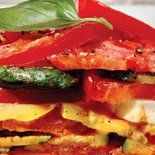 Φτιάξε "λαζάνια" μόνο με ψητά κολοκυθάκια, πιπεριές και χαλούμι (χωρίς ζυμαρικά)!