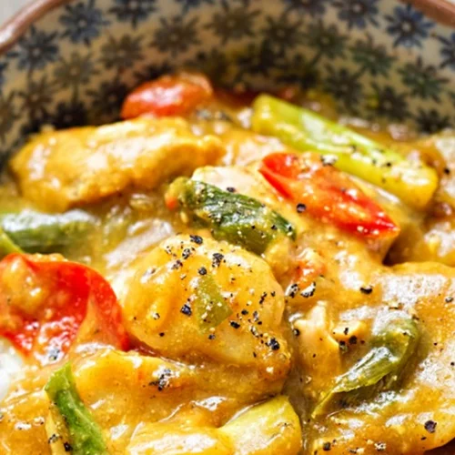 Συνταγή για ταϊλανδέζικο κοτόπουλο µε κάρυ, κινόα και τζίντζερ