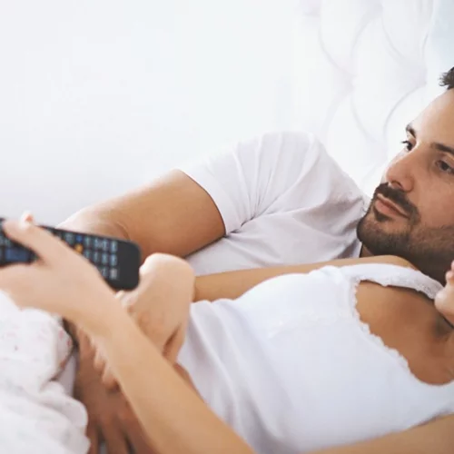 Binge Watching και υγεία: Πότε η παρακολούθηση τηλεόρασης γίνεται "κραιπάλη" και ποιες οι επιπτώσεις της;