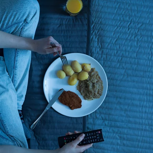 Φαγητό το βράδυ; Οι 7 τροφές που πρέπει να αποφύγεις πριν κοιμηθείς