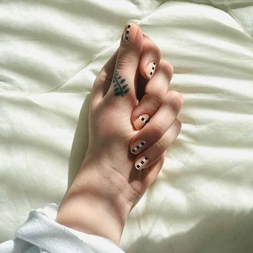 10 σχέδια για κοντά νύχια που σίγουρα θα θέλεις να αντιγράψεις