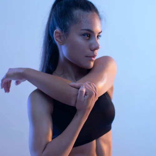 Χαλάρωση στο πίσω μέρος του μπράτσου; Οι 3 καλύτερες ασκήσεις για τρικέφαλους