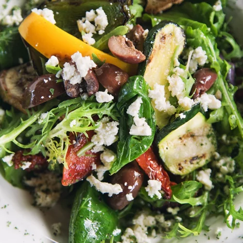 Έξι βήματα για να φτιάξεις μια σαλάτα