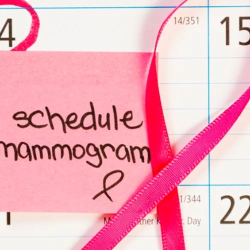 Να πάω ή όχι για τον ετήσιο έλεγχο μαστού: Πότε να το καθυστερήσουμε και πότε ΠΡΕΠΕΙ να πάμε στο γιατρό;