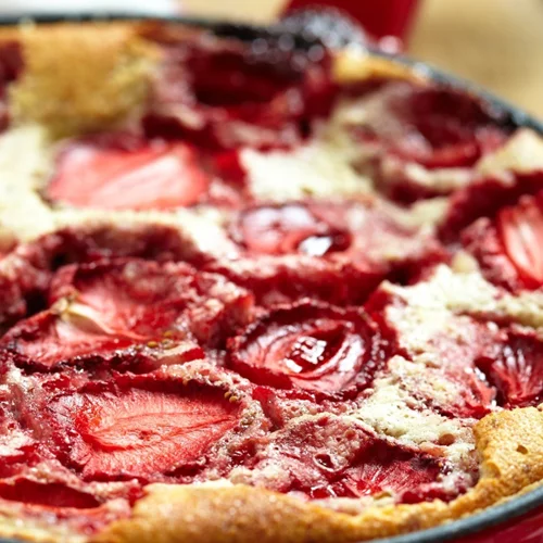 Κλαφουτί με φράουλες: Ένα κέικ που μοιάζει με γλυκιά πίτα