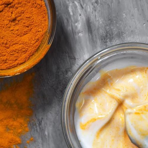 Η μάσκα προσώπου με γιαούρτι και κουρκουμά για την καταπολέμηση ακμής και ρυτίδων