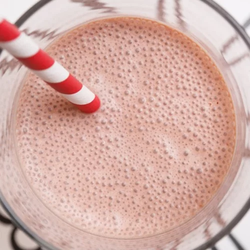 Πρωινό σμούθι πλούσιο σε πρωτεΐνη με σκόνη μάκα και γάλα αμυγδάλου