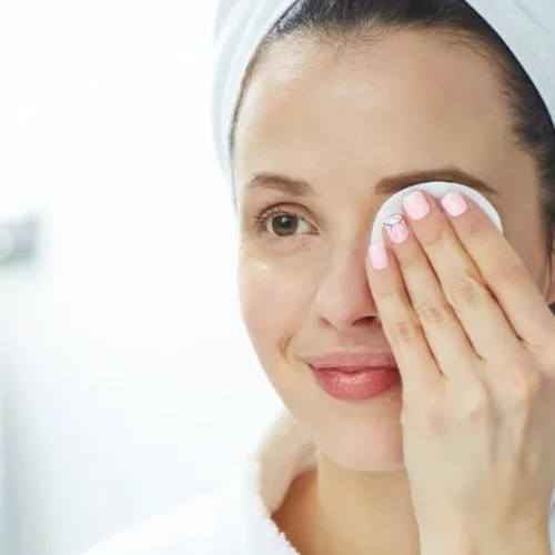 Να ξεκινήσω αντιγήρανση στα 20; Ιδού τι λέει η δερματολόγος