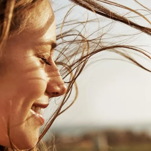 7 συμβουλές για ευτυχισμένη ζωή που μάθαμε από το βιβλίο "Η απόφαση της ευτυχίας"