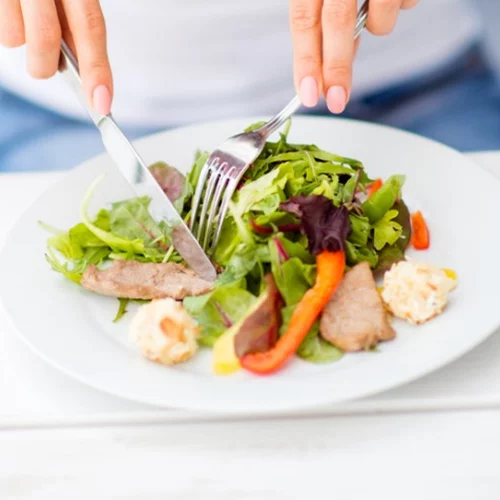 Μόλις έφαγες και πεινάς πάλι; Ποια είναι τα λάθη που κάνεις και πώς να τα αντιμετωπίσεις