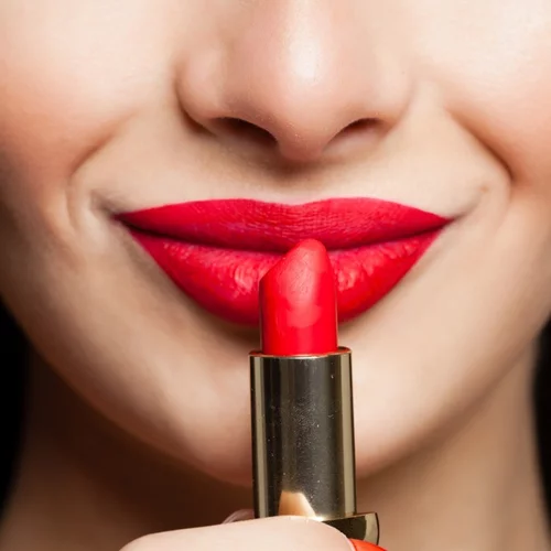 Πώς να βάλεις το κόκκινο κραγιόν φέτος τις γιορτές