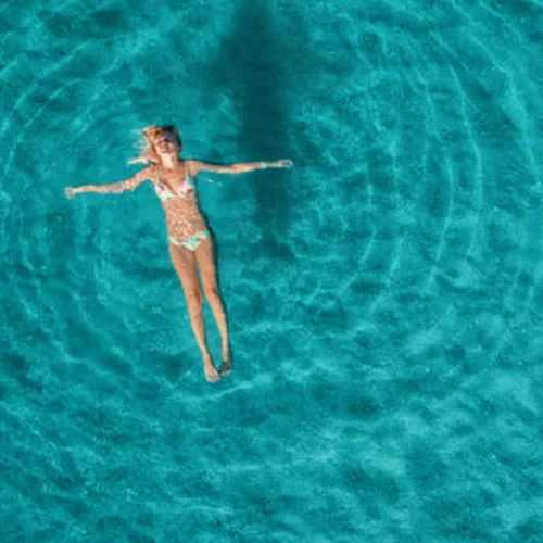 Μας αφορά όλες: Μπορεί να κολλήσεις μικρόβια από τη θάλασσα;