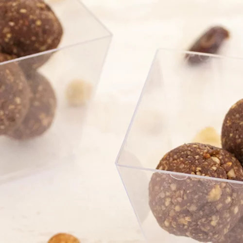 Ωμοφαγικά τρουφάκια φουντουκόπαστας από τη διατροφολόγο