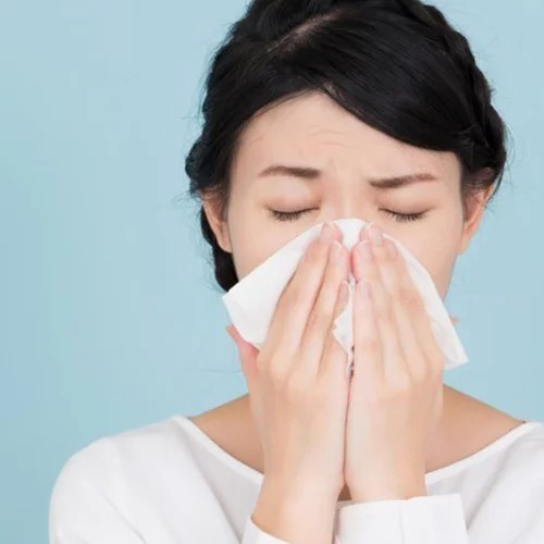 Είναι το συνάχι είναι σύμπτωμα κορονοϊού; Τι κάνουμε αν ήρθαμε σε επαφή με κρούσμα;