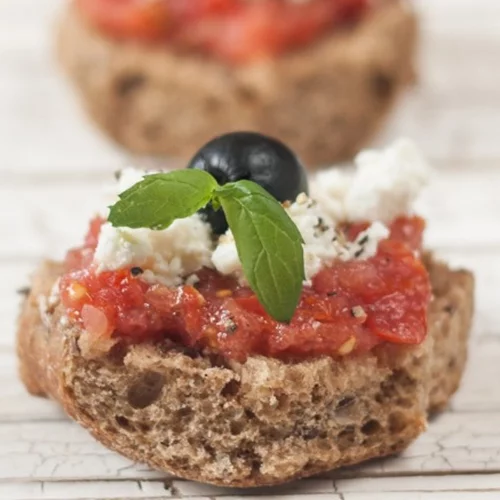 Πώς τρώγεται ο ντάκος; 3 μεσογειακές συνταγές ιδανικές για το καλοκαιρινό γεύμα