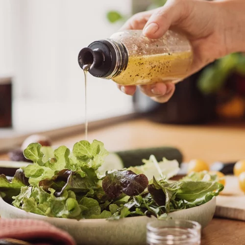 3 συνταγές για σπιτικές σάλτσες που κάνουν τη σαλάτα να ξεχωρίζει