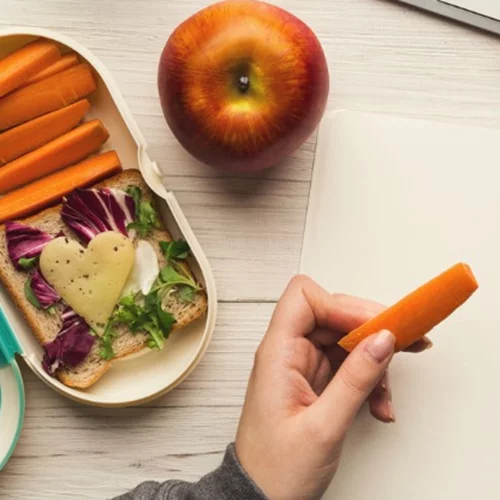 Σνακ με λιγότερες από 100 θερμίδες: Οι επιλογές για κάτι γλυκό, αλμυρό, τραγανό, κρεμώδες!