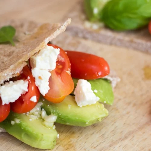 Πίτες με αβοκάντο, φέτα και λαχανικά: Ένα ιδανικό σνακ για το καλοκαίρι