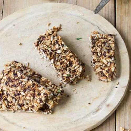 Μπάρες ενέργειας χωρίς ψήσιμο με κινόα και χουρμάδες (με 157 θερμίδες)