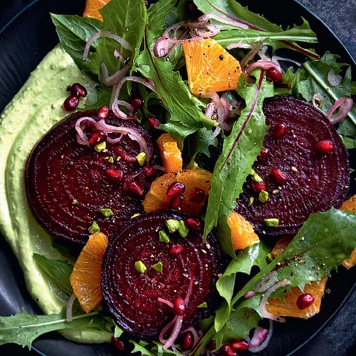 Σαλάτα με παντζάρι, πορτοκάλι, πικραλίδα και γιαούρτι φιστικιού