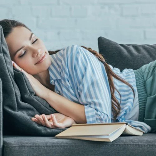 Γιατί μας παίρνει ο ύπνος στον καναπέ αλλά ξυπνάμε μόλις πάμε στο κρεβάτι;