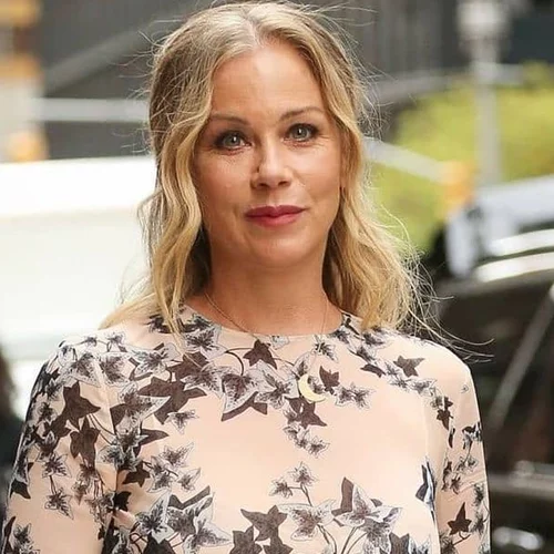 Η Christina Applegate έγινε 50 και μιλά για τη νόσο που την ταλαιπωρεί
