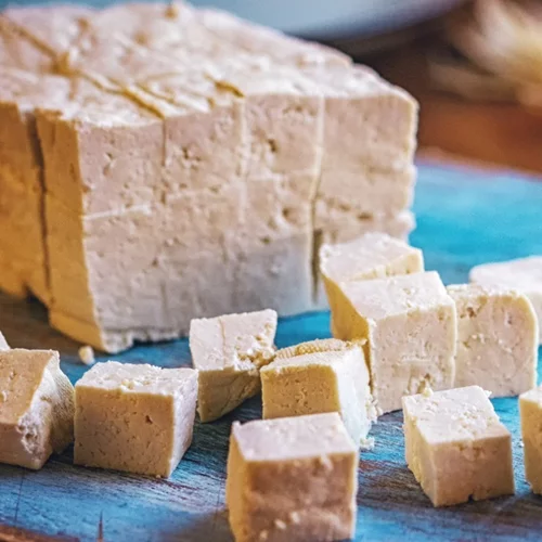 Πώς να φτιάξω σπιτικό τόφου, πώς μαγειρεύεται και σε ποιες συνταγές να το προσθέσω;