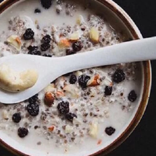 Τσία πουτίγκα με σπόρους chia, κάσιους και κάρδαμο