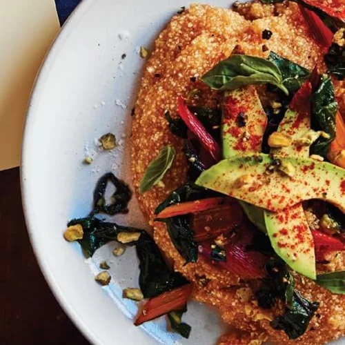 Δοκίμασε καπνιστό πόριτζ καλαμποκιού και σαλατικά για ένα τέλειο πρωινό