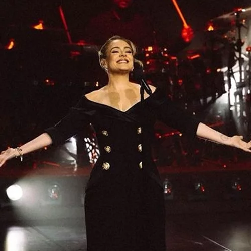 To θέμα υγείας που ταλαιπωρεί την Adele στη σκηνή και στη ζωή της