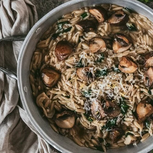 Κριθαρότο με μανιτάρια, λεμόνι, σπανάκι και τριμμένο πεκορίνο