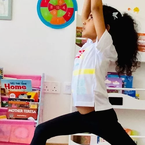 Η νεότερη yoga instructor στον κόσμο είναι 7 ετών και μόλις κατέκτησε ρεκόρ Γκίνες