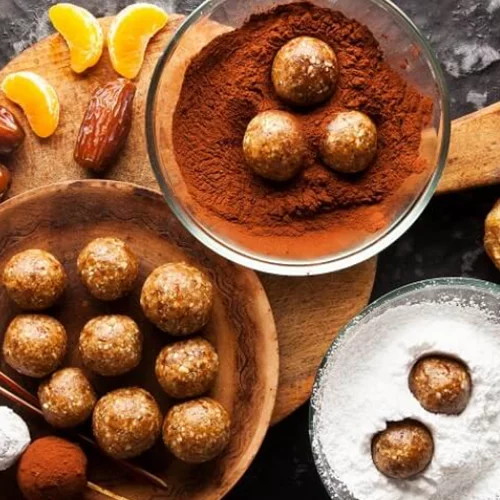 Μπάλες ενέργειας: 10 διαφορετικές συνταγές χωρίς ψήσιμο για το πιο υγιεινό σνακ