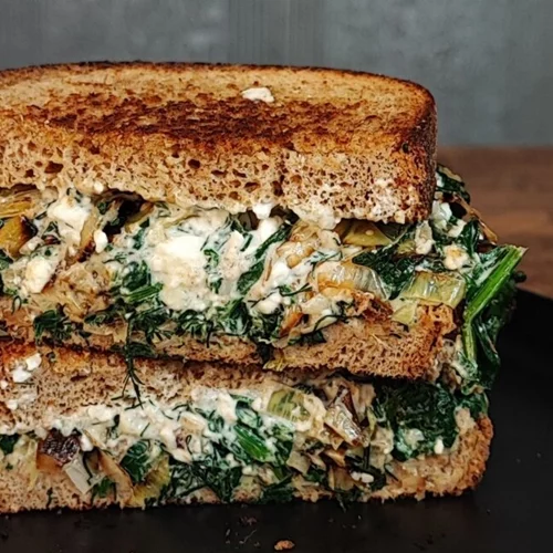 Σπανακόπιτα σε ψωμί έχεις ξαναδοκιμάσει; Μπορείς να τη φτιάξεις σε 15 λεπτά!