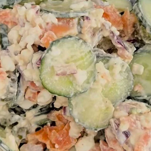 Η πιο viral σαλάτα με αγγούρι και σολομό - Είναι δροσερή και χορταστική