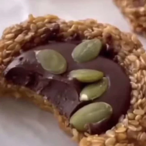 Μπισκοτάκια από σουσάμι με σοκολάτα και ξηρούς καρπούς