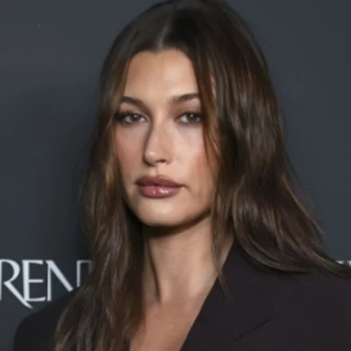 Αυτό το nude μολύβι χειλιών που χρησιμοποιεί η Hailey Bieber κάνει τα χείλη υπέροχα και κοστίζει 5 ευρώ