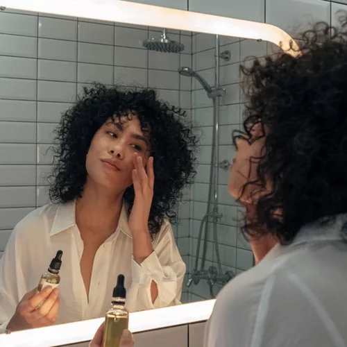 Ακμή: Η δερματολόγος εξηγεί πώς αντιμετωπίζεται κάθε μορφή της