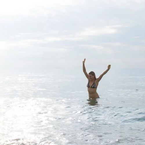 Είναι κρύα η θάλασσα; Μάθε τα οφέλη για την υγεία σου από το κρύο νερό!